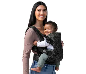 Infantino Flip 4in1 Babytrage, Leopardenmuster, schwarz / 4 Tragemöglichkeiten / von 3,6 bis 14,5 kg