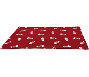 TRIXIE Fleecedecke BEANY 100x70 cm bordeauxrot mit Fischgrätmuster / Hundedecke / Fleece / Waschbar bei 60 °C