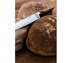 WÜSTHOF Brotmesser Amici 23 cm / Edelstahl / Wellenschliffklinge / Olivenholz / Solingen