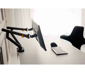 BakkerElkhuizen BE Flexibler Doppelmonitorarm, dunkelgrau / für 2 Monitore / VESA 75-100 mm / Tragkraft 20 kg / Höhe 126-485 mm