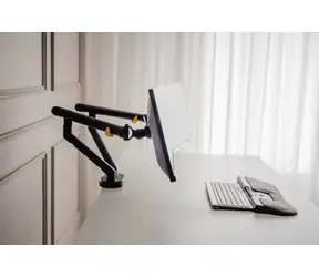 BakkerElkhuizen BE Flexibler Doppelmonitorarm schwarz / VESA 75×75-100×100 mm / 17-35" / Tragfähigkeit 2×10 kg