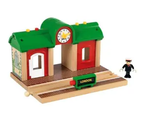 Brio Bahnhof mit Radio und Licht (33578) / Licht / Radio mit Aufnahmegerät / Zuggeräusche / ab 3 Jahren