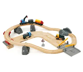 Brio Güterbahnstrecke mit Gleisen und Straße (33210) / 32 Teile / Zug / Kran / Wagen / Zubehör / ab 3 Jahren