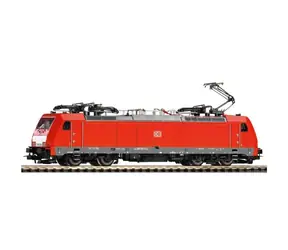 Piko 59953 El. Lokomotive BR 186 Traxx 2 mit 4 Stromabnehmern der DB AG VI / Maßstab: H0 (1:87) / Länge: 217 mm / Radius: 358 mm 