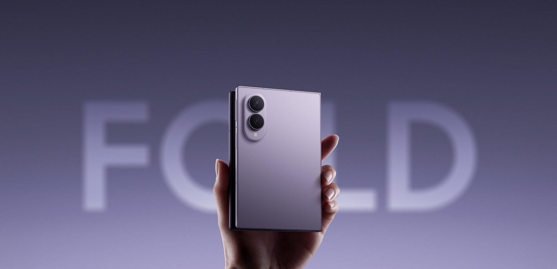 Samsung Galaxy Z Fold8 ve složeném stavu držený v ruce
