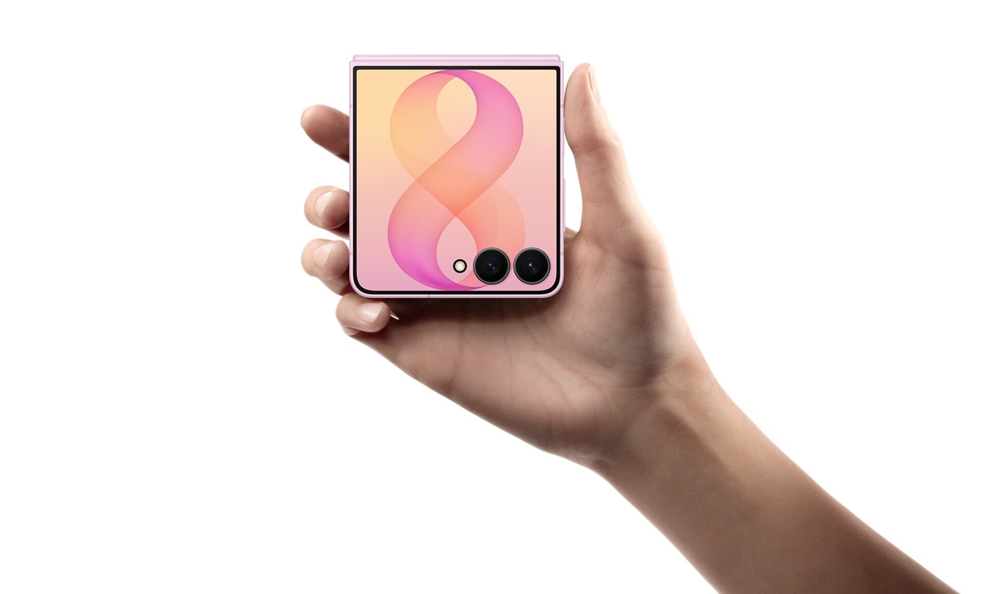 Složený Galaxy Z Flip8 v barvě Pink držený v jedné ruce