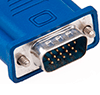Blauer VGA-Stecker D-Sub mit 15 Pins, Nahaufnahme des Steckers zum Anschluss eines Monitors