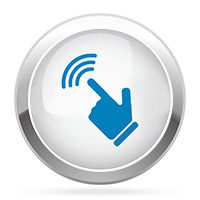 Touchscreen-Symbol – blaue Hand tippt auf Display in glänzendem Metallbutton