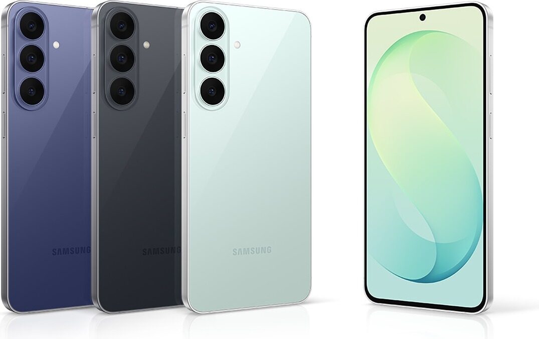 Čtyři telefony Galaxy S26 FE v barvách Blueberry, Graphite a Pistachio vedle sebe