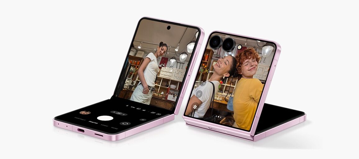 Galaxy Z Flip8 složený do písmene L při focení
