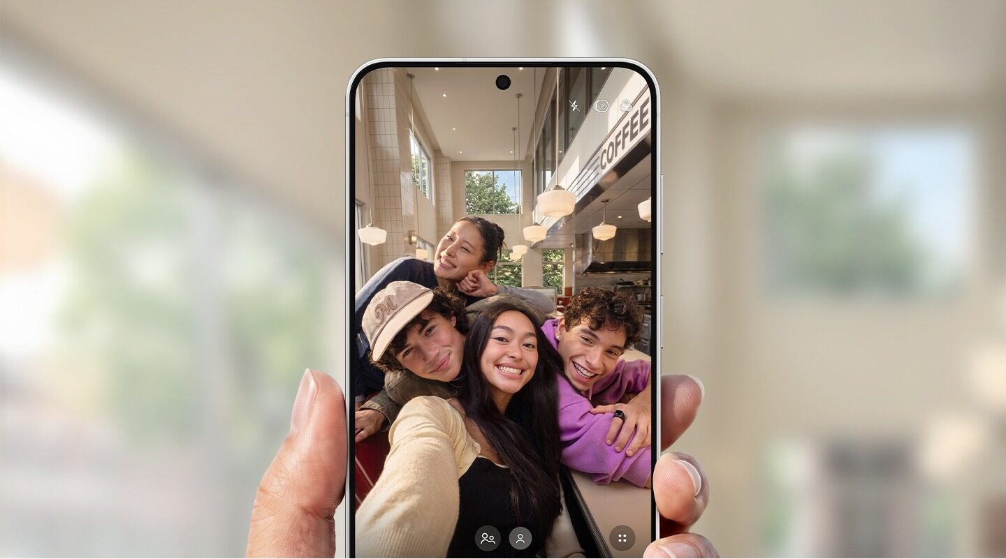 Skupinové selfie pořízené předním fotoaparátem Galaxy S26 FE