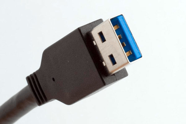 Foto eines USB-3.1-Steckers Typ A mit blauer Lasche – Schnittstelle für Hochgeschwindigkeitsdatenübertragung